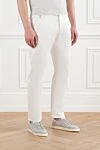 Brunello Cucinelli Белые мужские прямые джинсы из хлопка - логотип бренда. 99% хлопок, 1% эластан. пуговица, молния. два боковых кармана, два задних кармана. Страна производитель: Италия. Уход: специализированная чистка - фото 3
