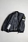 Stone Island Бомбер темно-синій із логотипом на рукаві - логотип бренду. 100% поліамід. кнопки, блискавка. дві бічні кишені з клапанами. Країна виробник: Італія. Догляд: спеціалізоване чищення - фото 7
