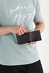 Short Saffiano Leather Folding Wallet Black Men's Prada - logo with metal letters. 100% genuine leather. Size: height: 9.5 cm, width: 11 cm. Country of manufacture: Italy. Care: specialized cleaning - photo 2