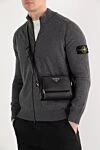 Сумка-месенджер з емалевим логотипом зі шкіри Saffiano Prada - логотип бренду. 100% натуральна шкіра. Довжина ременя: регульований плечовий ремінь. внутрішній слот для карток. застібка-блискавка. Країна виробник: Італія. Догляд: спеціалізоване чищення - фото 2