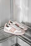 Женские кроссовки Swan из телячьей кожи и замши розовые Balmain - контрастный логотип PB по бокам. 70% замша, 30% натуральная кожа. резиновая подошва. шнурки. Высота каблука: 85 мм. Страна производитель: Франция. Уход: специализированная чистка - фото 6