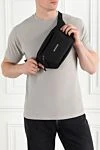 Чоловіча поясна сумка Explorer чорного кольору Balenciaga - нашивка з логотипом спереду. 95% поліамід, 5% поліестер. Розміри: 40 x 18 x 10 см. Довжина ременя: регульований нейлоновий ремінь із пряжкою. передня кишеня на блискавці. блискавка. Країна виробник: Італія. Догляд: спеціалізоване чищення - фото 2