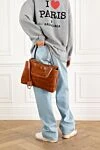 Женская сумка Rodeo среднего размера в цвете Tan Cowboy Balenciaga - фурнитура из состаренного золота. 100% натуральная кожа. Размеры: Д40 x В30 x Ш13 см. Длина ремня: съемный плечевой ремень (высота: 57 см). Широкий передний карман, внутренний карман на молнии, . 2 плоских кармана сзади. поворотный замок. Страна производитель: Италия. Уход: специализированная чистка - фото 2