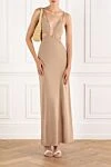 Трикотажное платье Calla Dress до щиколотки с вырезам и акцентам на бретелях бежевое Moeva - золотая пластинка с логотипом Moeva. 100% вискоза. золотые застежки сзади. Страна производитель: Италия. Уход: специализированная чистка - фото 2