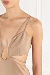 Moeva Трикотажное платье Calla Dress до щиколотки с вырезам и акцентам на бретелях бежевое - золотая пластинка с логотипом Moeva. 100% вискоза. золотые застежки сзади. Страна производитель: Италия. Уход: специализированная чистка - фото 5