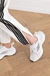 Спортивный костюм Dirty White белый с логотипом Balenciaga - логотип бренда, лампасы на штанинах. 100% полиэстер. застежка-молния. два боковых кармана. Страна производитель: Италия. Уход: специализированная чистка - фото 6