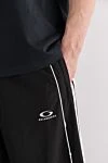 Balenciaga Чоловічі спортивні штани чорного кольору з вишитим спортивним значком - логотип бренду . 100% поліестер. еластичний пояс. дві бічні кишені. Країна виробник: Італія. Догляд: спеціалізоване чищення - фото 5