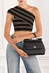 Большая сумка Sicily с короткой ручкой черная Dolce & Gabbana - фирменная пластинка с гальваническим покрытием, фактурная кожа. 100% натуральная кожа. Размеры: 26 x 21 x 12 см. Длина плечевого ремня: съемный регулируемый кожаный ремень через плечо. внутренний карман на молнии с логотипом и карман для смартфона. передний клапан со потайной кнопкой. Страна производитель: Италия. Уход: специализированная чистка - фото 2