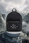 Рюкзак на молнии Rider 2.0 мужской черный из натуральной кожи Dior - принт Dior for My Real Friends. зернистая телячья кожа. Размеры: 32 x 43 x 19. внутренний накладной карман, передний карман на молнии . молния. Страна производитель: Франция. Уход: специализированная чистка - фото 6