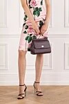 Велика сумка Sicily з короткою ручкою із фактурної шкіри бордова жіноча Dolce & Gabbana - фірмова пластинка з двома видами гальванічного покриття. склад: 100% телячої шкіри plonge. Розміри: 26 x 21 x 12 см. Довжина ременя: знімний регульований плечовий ремінь із телячої шкіри Dauphine. внутрішня кишеня на блискавці з логотипом та кишеню для смартфона. передній клапан із застібкою на подвійний потайний магніт. Країна виробник: Італія. Догляд: спеціалізоване чищення - фото 2