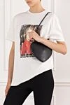 Сумка у формі серця Le C?ur із телячої шкіри жіноча чорна Alaia - логотип бренду. натуральна шкіра. Розмір: Д 21 x У 17 x Г 5. Довжина ременя: ремінець, що регулюється.. Кишені:. застібка-блискавка. Країна виробник: Італія. Догляд: спеціалізоване чищення - фото 2