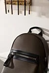 Tom Ford Мужской коричневый рюкзак из зернистой кожи на молнии - тисненый бегунок-молния Tom Ford. 100% натуральная кожа. передний карман на молнии. молния. Длина ремня: регулируемые кожаные ремни. Страна производитель: Италия. Уход: специализированная чистка - фото 7