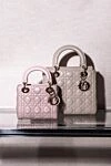 Мини-сумка Lady из кожи пудрового оттенка с объёмным кантом Dior - логотип бренда. 100% натуральная кожа. молния. Страна производитель: Франция. Уход: специализированная чистка - фото 6