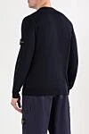 Вязаный синий джемпер с круглым вырезом из лёгкой чистой шерсти Stone Island - логотип бренда на рукаве. 100% шерсть. Страна производитель: Италия. Уход: специализированная чистка - фото 4