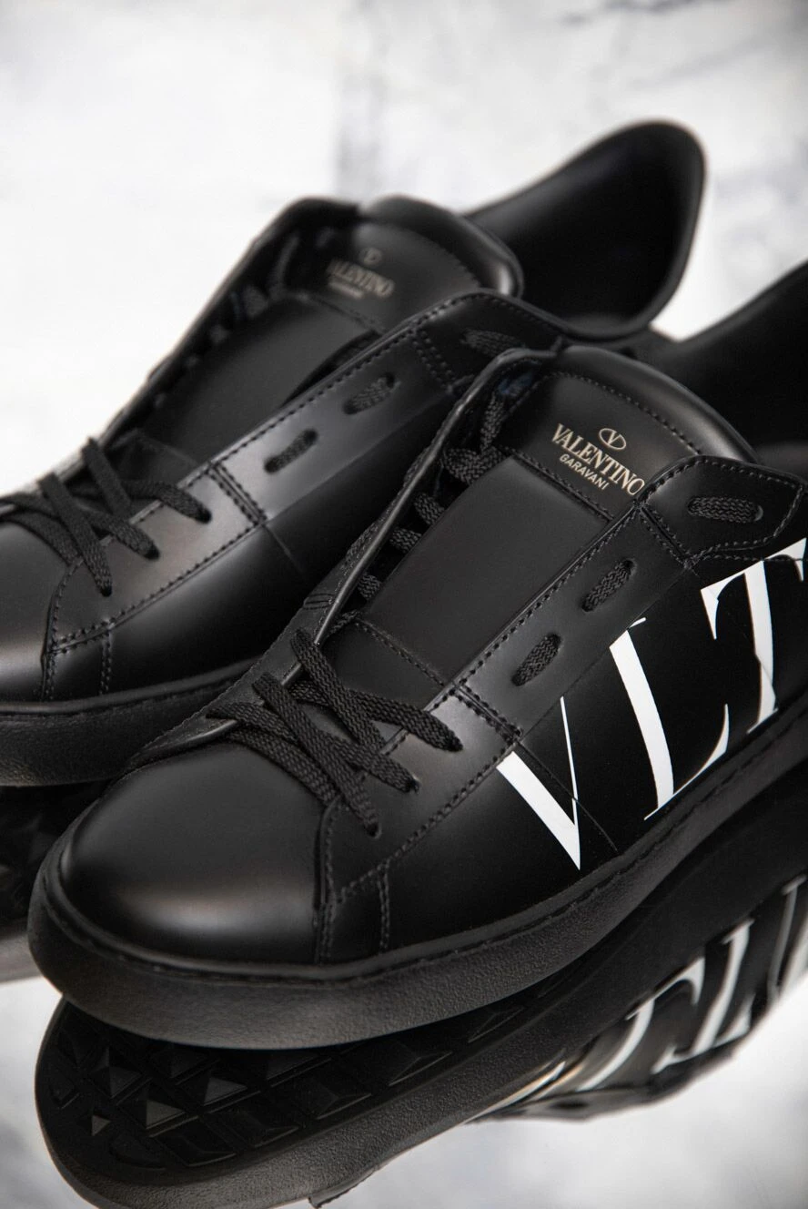 Valentino сникеры из чёрной кожи с белым логотипом vltn и