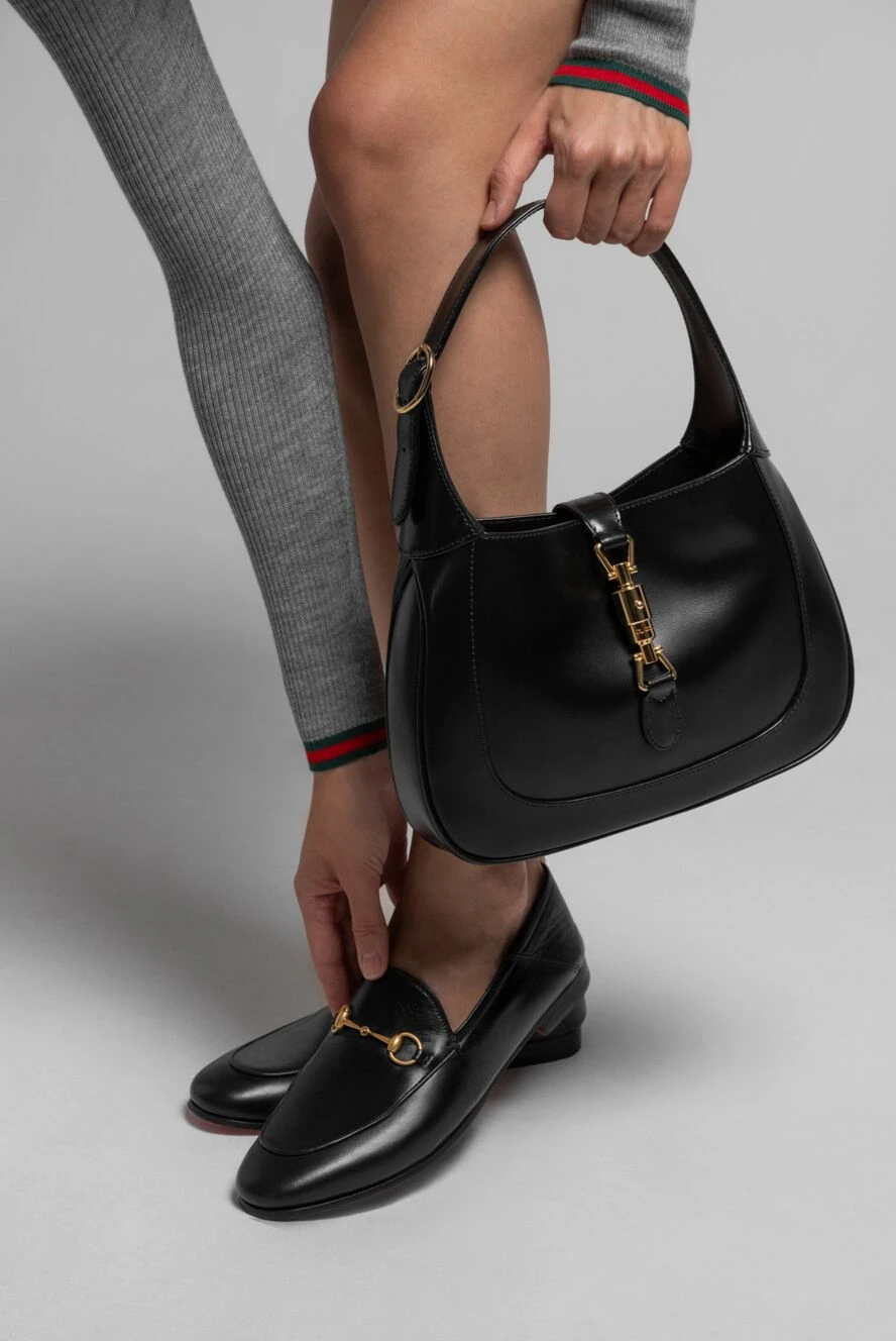 Gucci чорні жіночі шкіряні лофери із золотистою пряжкою-вуздечкою
