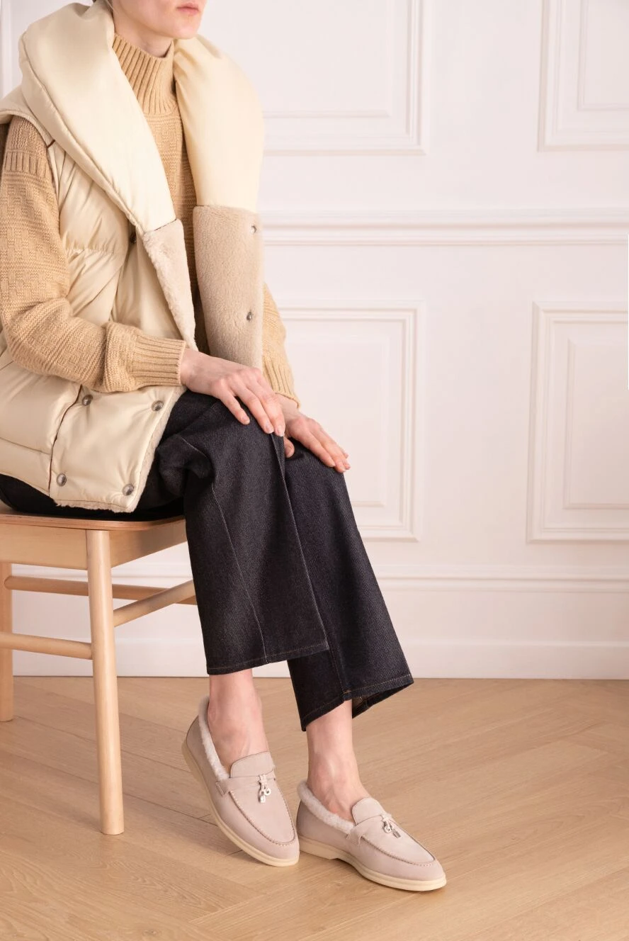 Loro Piana женские бежевые лоферы из нубука с меховой окантовкой