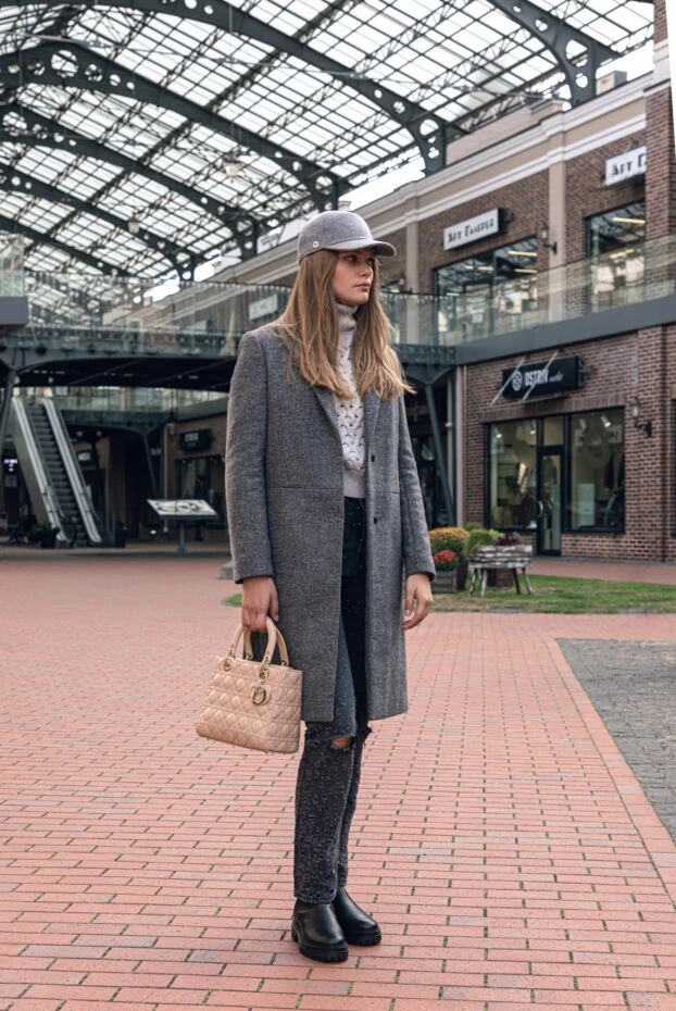 Пальто шерстяное с глубоким вырезом и меховым воротником - фото 2