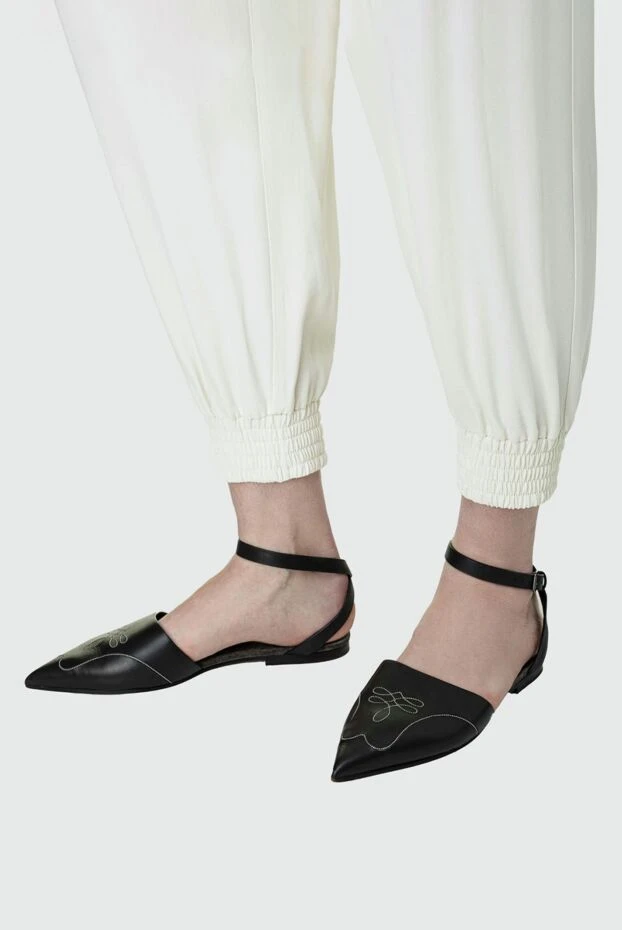 Brunello Cucinelli босоножки с открытой пяткой из чёрной кожи с декоративной вышивкой 139029 - фото 2