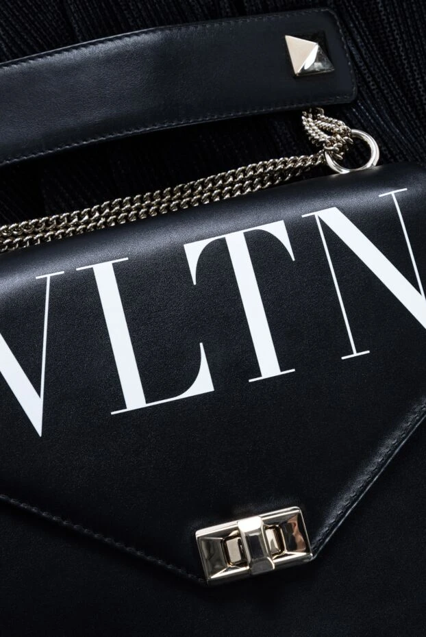 Valentino сумка женская черная кожаная с белым логотипом и клапаном с застежкой 142908 - фото 2