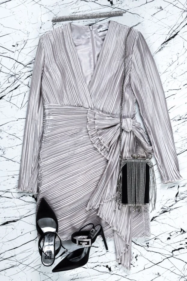 Givenchy бежевое платье с глянцевой фактурой и фигурной отделкой по линии бедра 147250 - фото 2