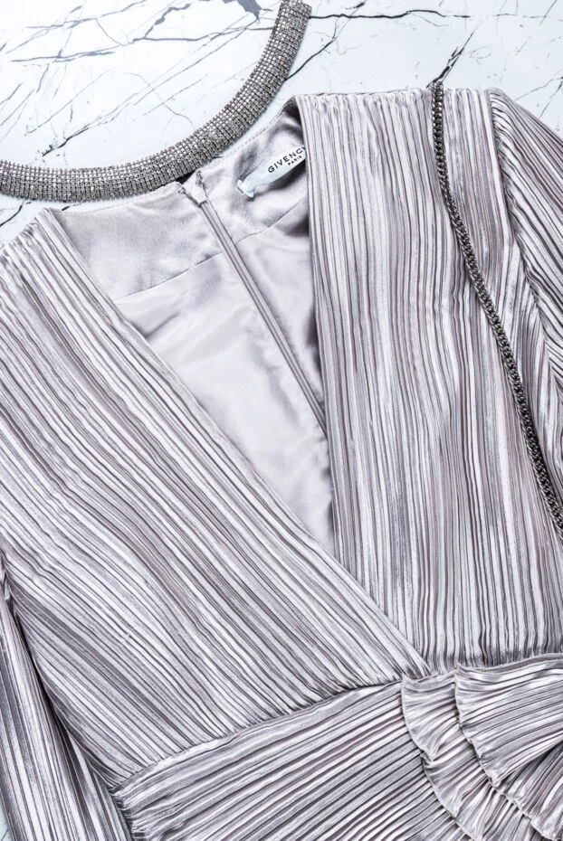 Givenchy бежевое платье с глянцевой фактурой и фигурной отделкой по линии бедра 147250 - фото 3