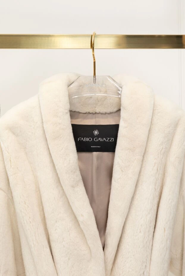 Fabio Gavazzi женская шуба из натурального меха с серо-бежевым поясом 147998 - фото 3