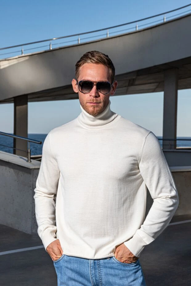 Гольф мужской из шерсти и шелка белый - фото 2