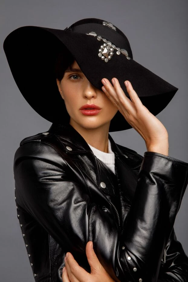 Капелюшок чорний жіночий з фетру декор великі стрази та бант - фото 2