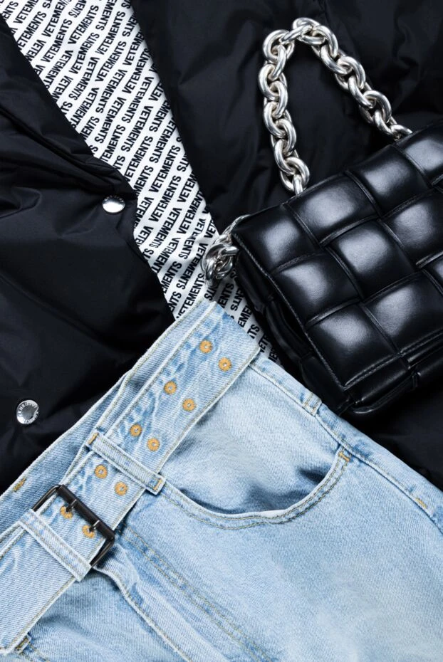 Женские голубые джинсы с разрезом на брючине и плотной варёной тканью - фото 2