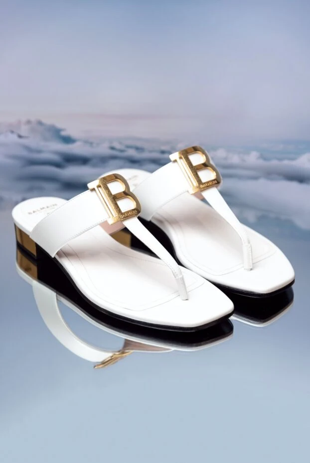 Balmain шлепанцы женские кожаные с позолоченным логотипом белые 157281 - фото 2