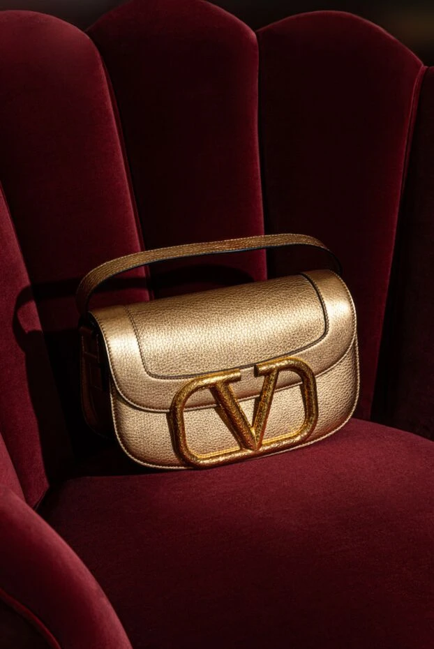 Valentino маленькая сумка через плечо из зернистой телячьей кожи женская золотистая 157592 - фото 2