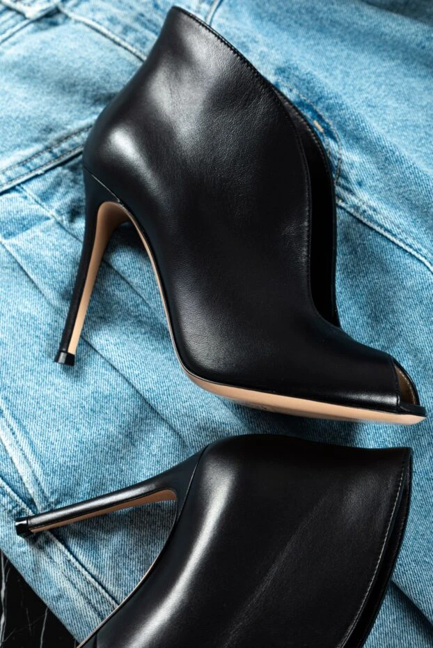 Gianvito Rossi women's black leather ankle boots with a v-shaped cutout 158917 - photo 2