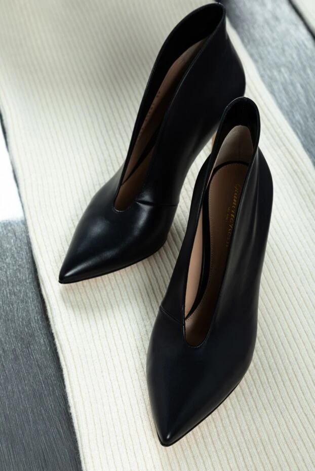 Gianvito Rossi women's leather ankle boots with a long toe and v-shaped cutout, black 158919 - photo 2