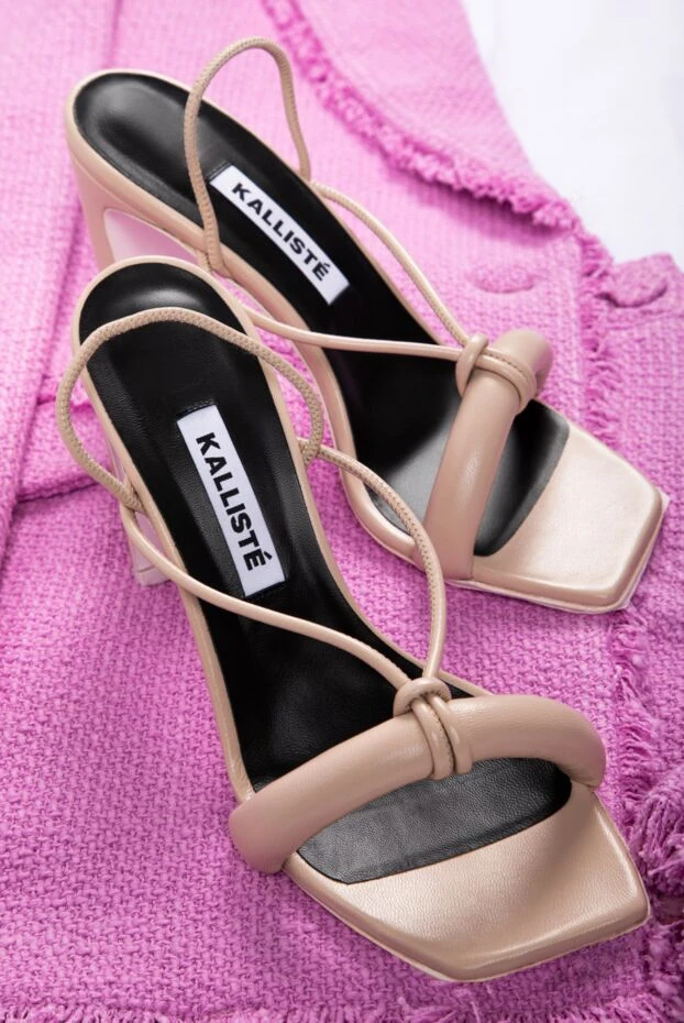 Босоніжки жіночі бежеві шкіряні з тонкими ремінцями та лого - фото 2