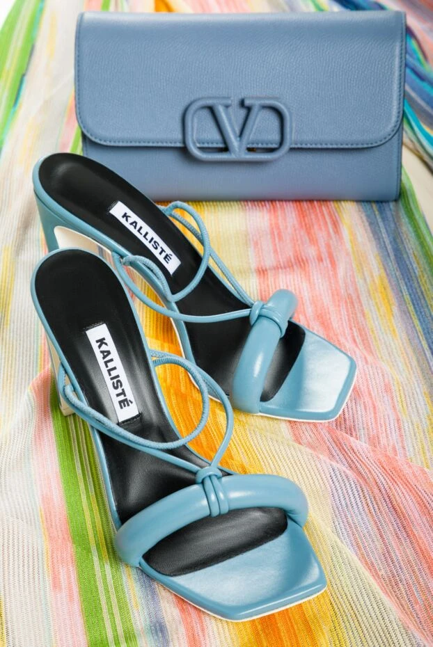 Босоніжки жіночі блакитні шкіряні з тонкими ремінцями - фото 2