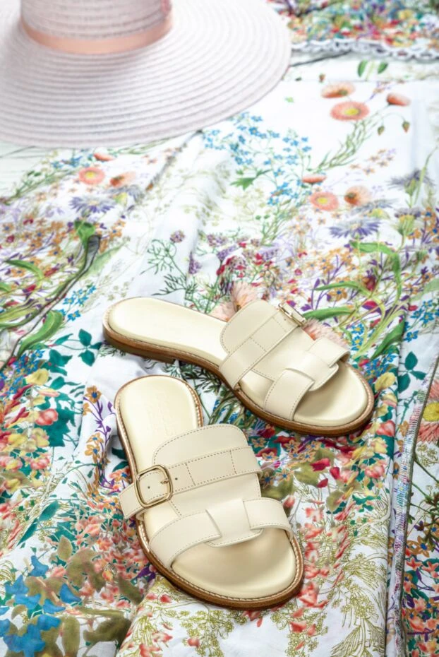 Doucal`s women's leather sandals with a metal buckle, beige 159018 - photo 3