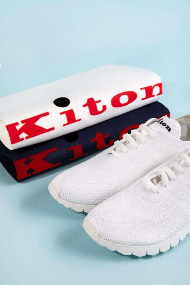 Kiton белая футболка  из мягкого трикотажа с объёмной бархатной надписью 159338 - фото 2