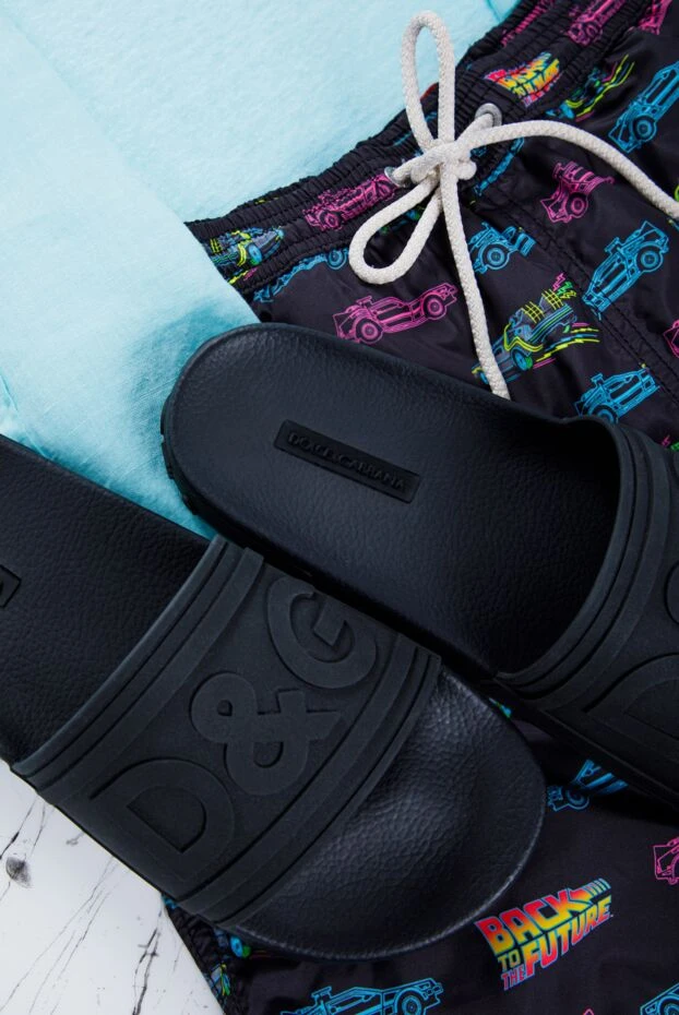 Мужские купальные шорты черные с неоновым принтом автомобилей - фото 2