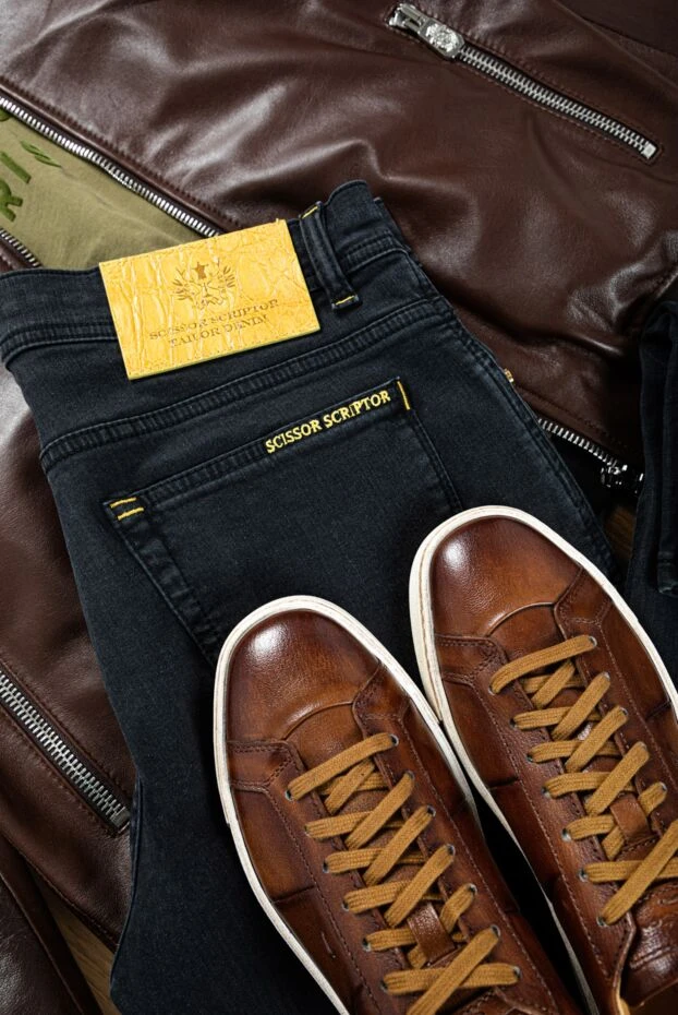 Джинсы мужские синие с контрастной кожаной нашивкой на поясе из хлопка - фото 2