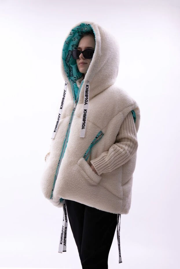 Khrisjoy жилет жіночий стьобаний на пуху молочний з капюшоном та стрічками 161880 - фото 2