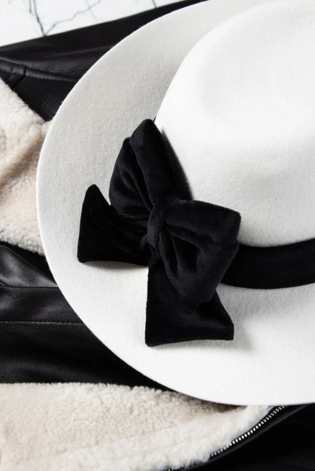 Капелюх жіночий білий з чорним бантом - фото 2