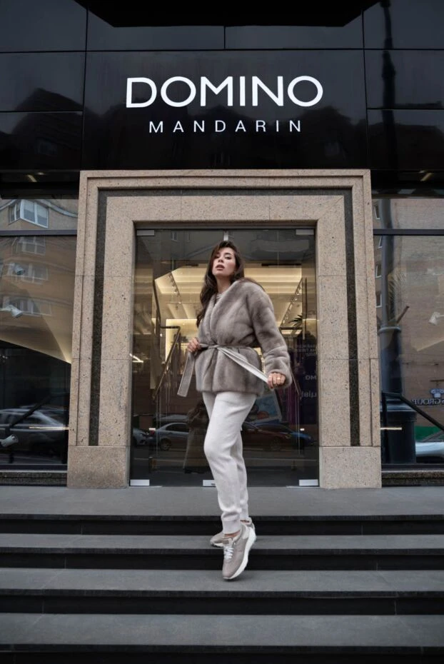 Джемпер бежевый женский фактурной вязки с короткими рукавами - фото 2