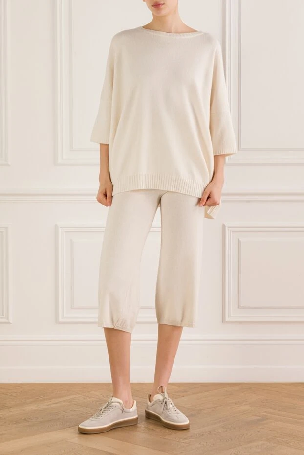 Кремовий прогулянковий костюм з обробкою пір'ям на рукавах та штанах - фото 2