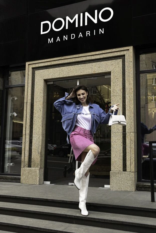 Спідниця з рожевої замші з акцентним поясом та глибокими складками - фото 2