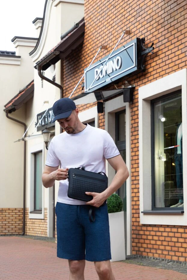 Сумка чорна через плече зі шкіри Intrecciato чоловіча - фото 2