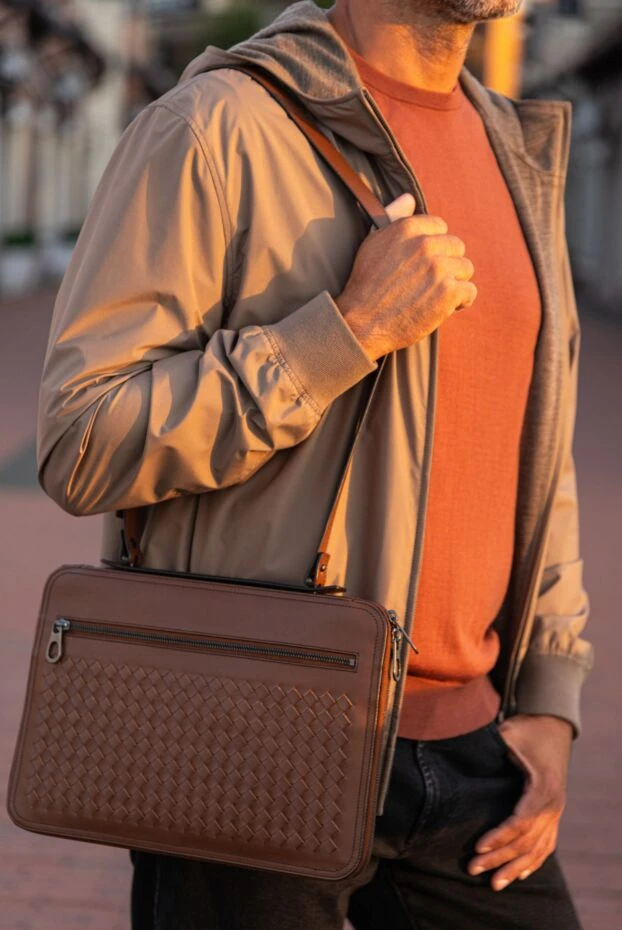 Сумка коричнева через плече зі шкіри Intrecciato на блискавці чоловіча - фото 2