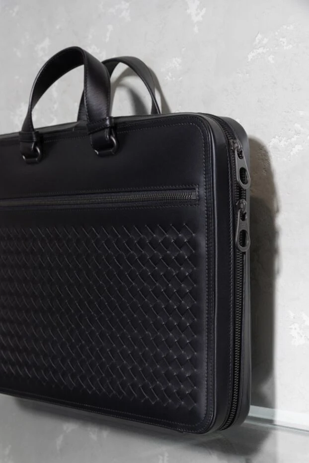 Кожаная сумка-портфель черная с застёжкой на молнию и декоративным плетением - фото 2