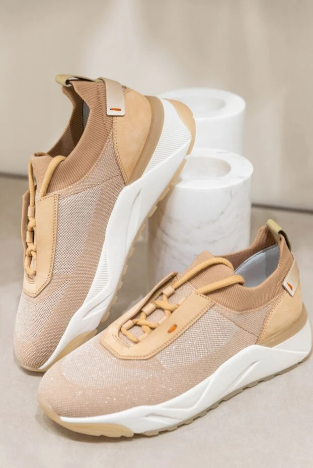 Кроссовки женские с блестящей поверхностью и контрастной подошвой бежевые - фото 2
