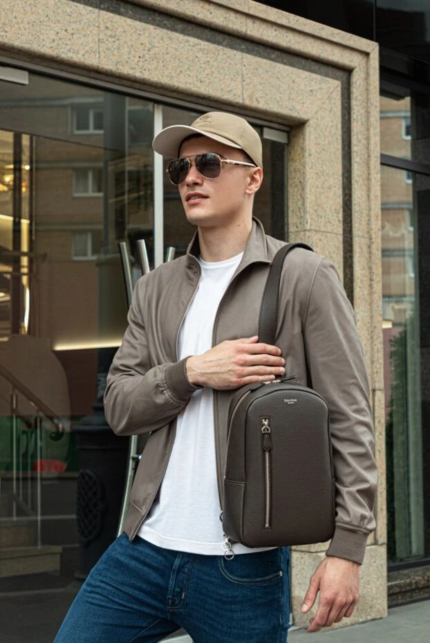 Літня бежева чоловіча куртка з коміром стійкою та фактурною гумкою - фото 2